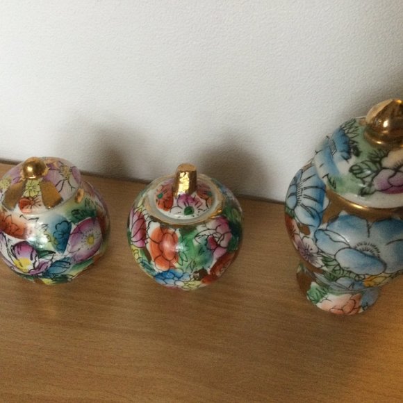 Lot of three small mini Chinese jars lidded hand painted floral flowers pattern - Picture 2 of 6
